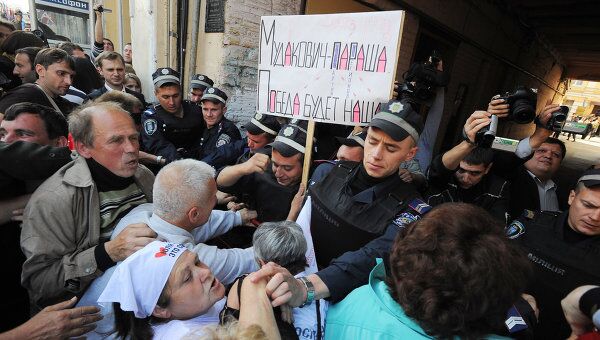 Сторонники Ю.Тимошенко прорывают кордон милиции у здания суда