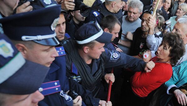 Сторонники Ю.Тимошенко прорывают кордон милиции у здания суда. Архив