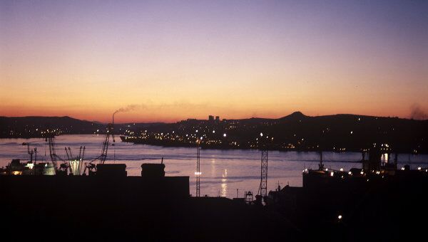 Панорама Владивостока вечером. Архив