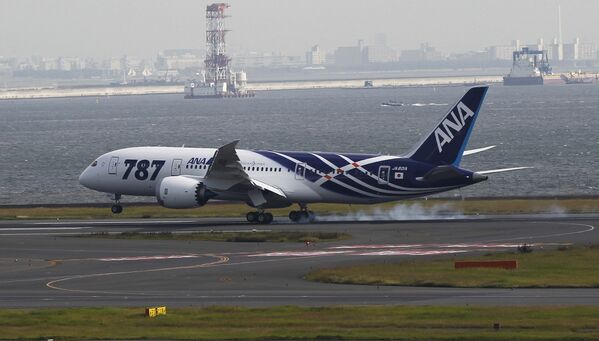 Boeing-787 Dreamliner японской авиакомпании ANA приземлился в аэропорту Ханэда в Токио