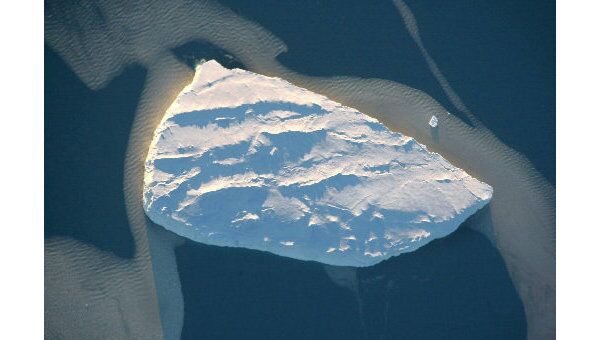 Гигантский айсберг, приближающийся к Австралии, медленно разрушается