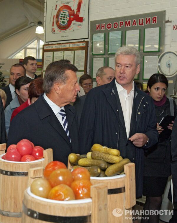 Виктор Зубков и Сергей Собянин посетили Даниловский рынок в Москве