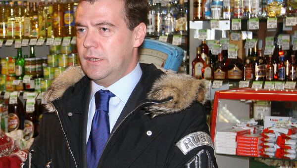 Президент России Дмитрий Медведев (справа) посетил один из городских магазинов в Туле 11 марта 2009 г