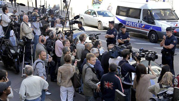 Журналисты ожидают окончания очной ставки Доминика Стросс-Кана и Тристан Банон в Париже 