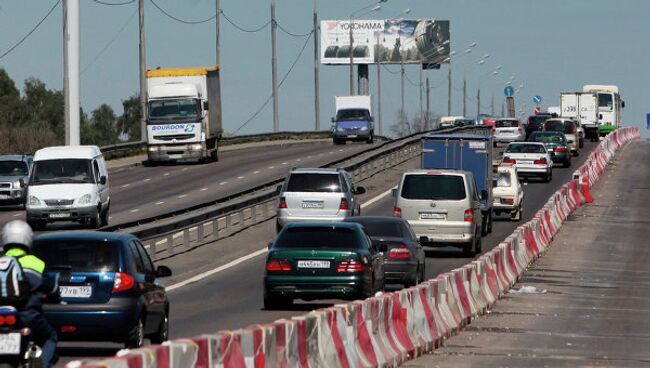 Затруднено движение на Ленинградском шоссе в связи с ремонтными работами на путепроводе Октябрьской железной дороги