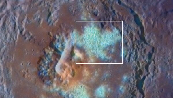 Кратер Тьягараджа на Меркурии со следами вулканической деятельности на снимке с зонда Мессенджер