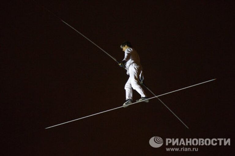 Канатоходец Фредди Нок сделал попытку перейти через Москву-реку