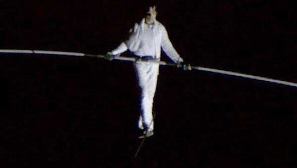 Канатоходец-рекордсмен не смог перейти Москву-реку на высоте 50 метров
