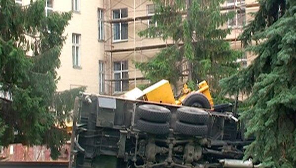 Строительный кран рухнул от перегруза у здания роддома на севере Москвы