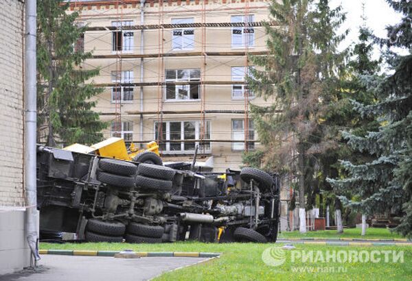 Строительный кран упал на здание роддома в Москве