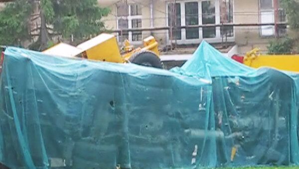 Подъемный кран КАМАЗ упал на здание московского роддома