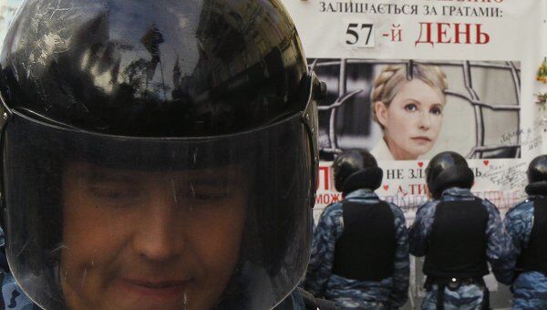 Сотрудники украинской милиции возле здания Печерского суда в Киеве 