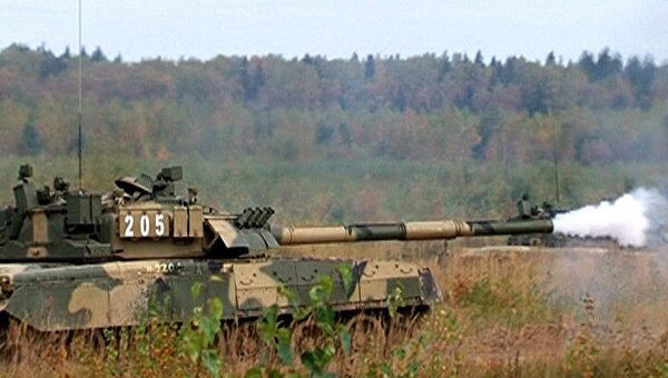 Виртуозное вождение Т-80 и стрельбу оттачивают танкисты в Подмосковье