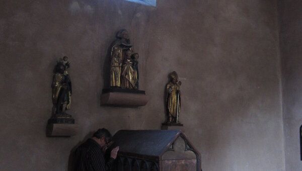 У древнего саркофага с мощами святой мученицы Софии, в котором до Французской революции покоились также мощи ее дочерей Веры, Надежды и Любови
