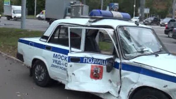 Nissan врезался в полицейские Жигули на Дмитровском шоссе в Москве