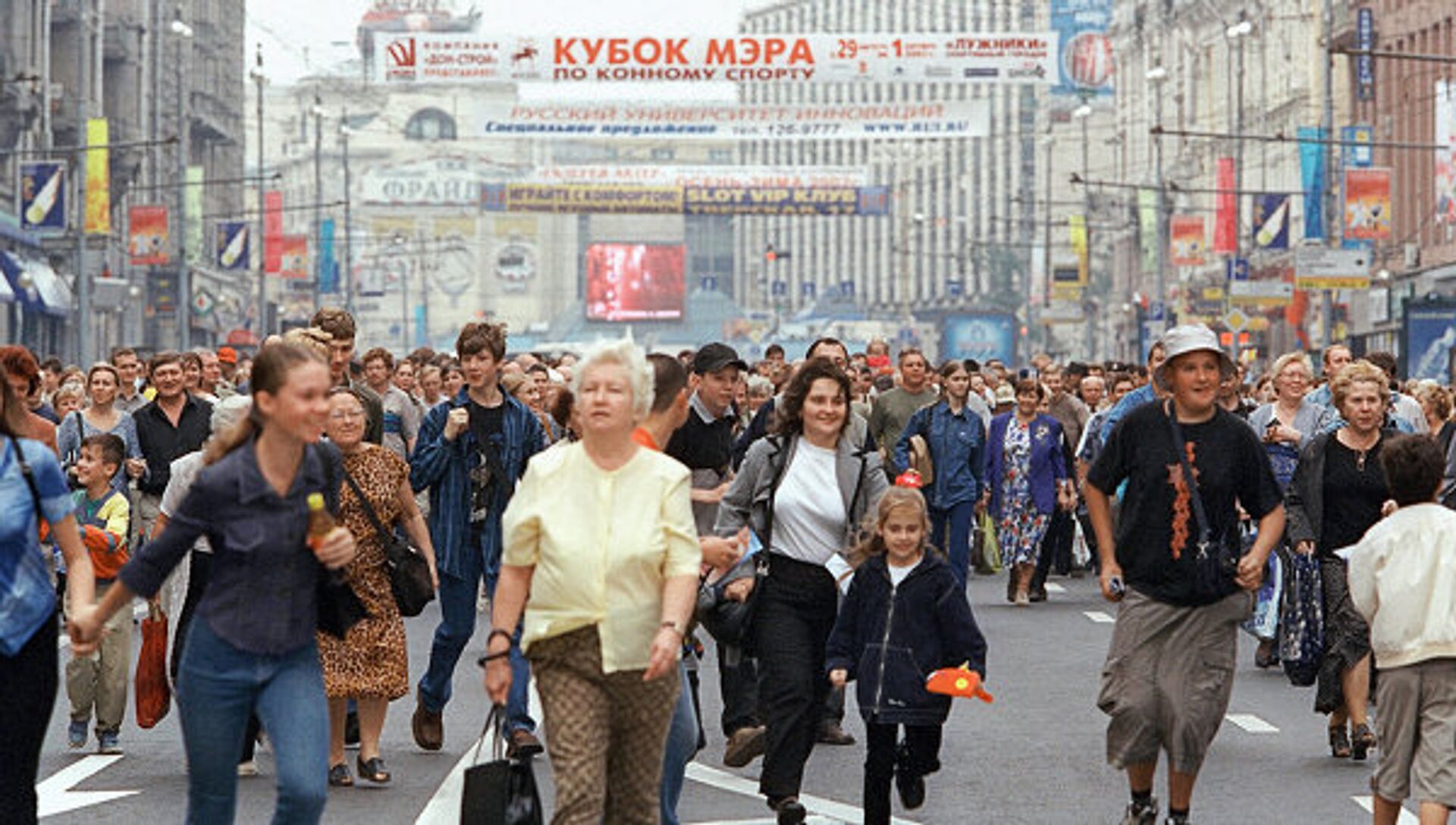 Москва млн чел. Люди на улице. Толпа людей в Москве. Люди на улице города. Люди в городе.