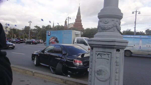 Subaru занесло и развернуло прямо в парапет тротуара в центре Москвы