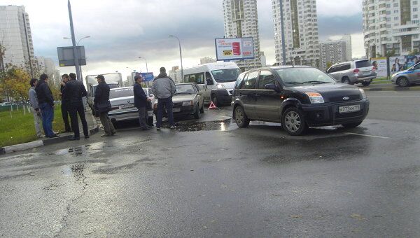 Вечером в Москве столкнулись 4 автомобиля