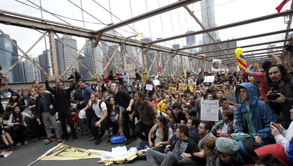Акция протеста против действий финансовых институтов США на Бруклинском мосту в Нью-Йорке