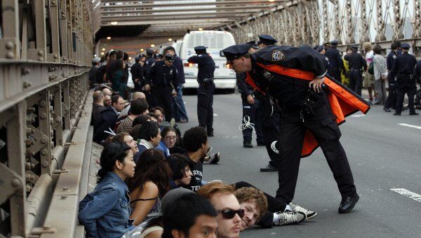 Задержание участников акции протеста на Бруклинском мосту в Нью-Йорке