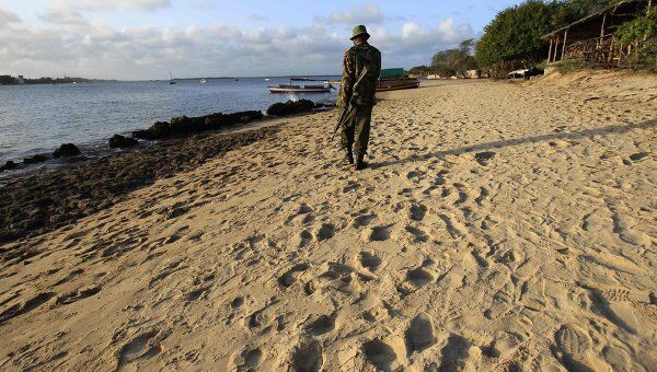 Кенийский полицейский на пляже на острове Манда, где была похищена пожилая француженка