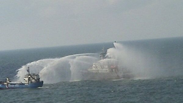 Спасатели МЧС потушили горящий танкер в Каспийском море