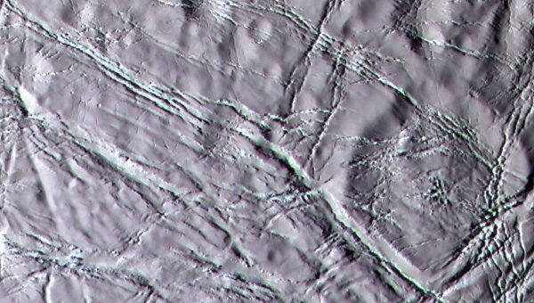 Поверхность Энцелада, покрытая снегом из ледяных кристаллов