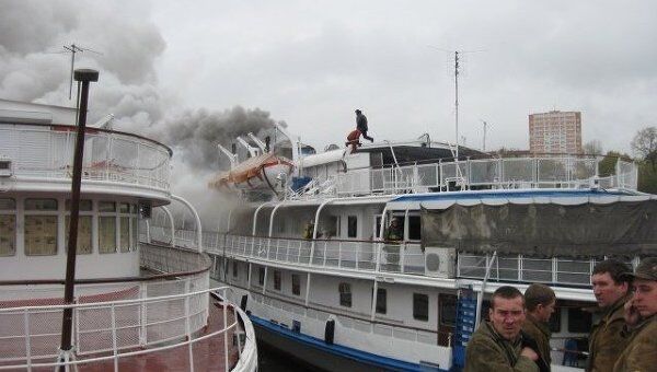 Пожар на теплоходе в Перми