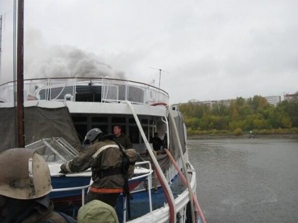 Пожар на теплоходе в архангельске. Теплоход Жолио Кюри. Жолио Кюри теплоход пожар. Пассажирский теплоход Тюмень сгоревший на Пристани. Теплоход Жолио Кюри фото.