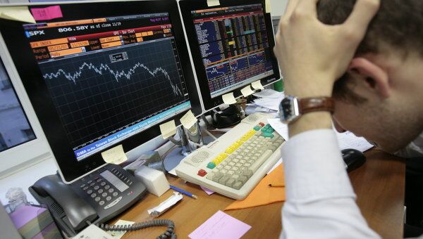 Российский рынок акций начал торги в понедельник с обвала котировок