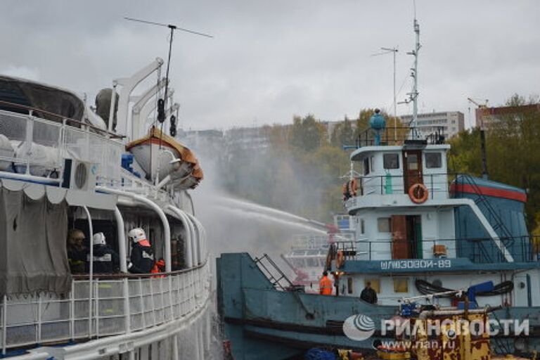 Пожар на пассажирском теплоходе в Перми