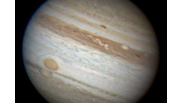 Два самых известных пятна Юпитера (в левой нижней части снимка) готовятся ко «встрече»