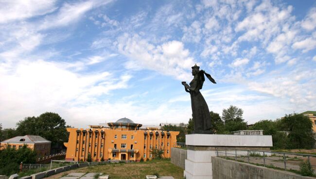 Памятник бурятской матери-героине в Улан-Удэ. Архив