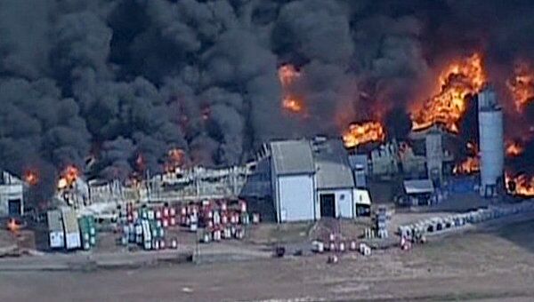 Крупный пожар на химзаводе в Техасе. Видео с места ЧП