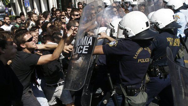 Акции протеста государственных слущащих Греции возле зданий министерств