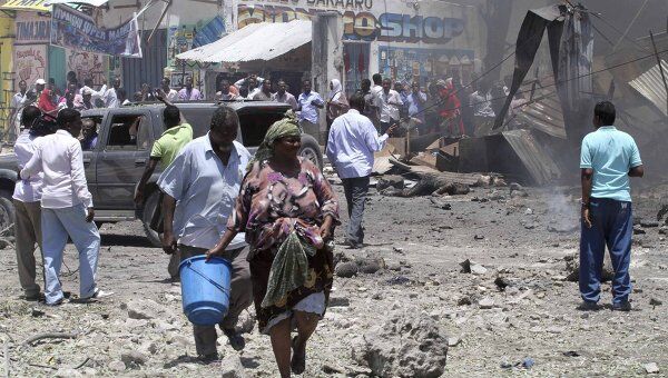 Последствия взрыва в столице Сомали Могадишо