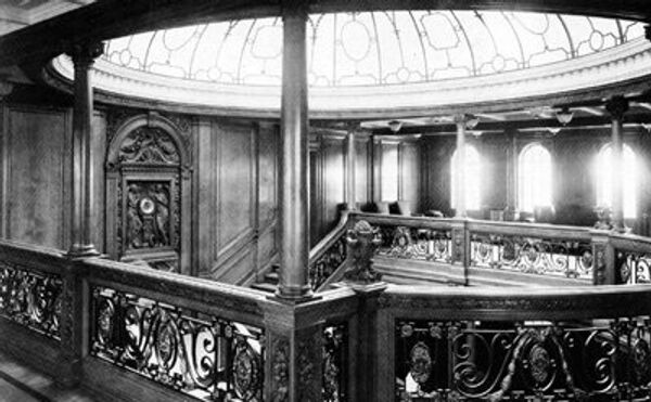 Второй этаж парадной лестницы Олимпика с часами и стеклянным куполом, такая же как на Титанике