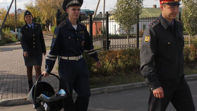 Подарки от омских автоинспекторов получили в роддоме