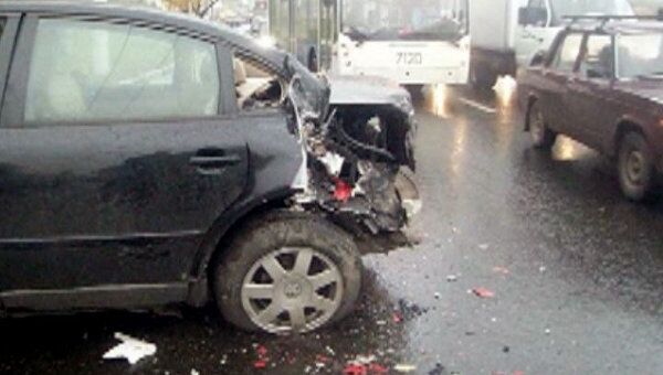 Троллейбус врезался в Volkswagen на Каширском шоссе в Москве