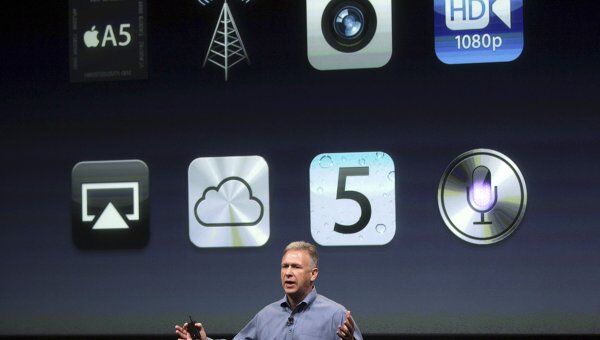 Фил Шиллер, вице-президент компании Apple по маркетингу, рассказывает о новых свойствах iPhone4S