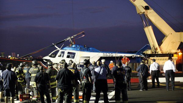 Вертолет упал в реку в Нью-Йорке, четыре человека спасены