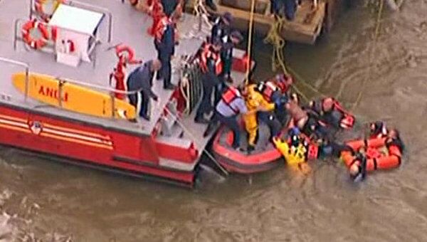 Вертолет рухнул в реку в центре Нью-Йорка. Видео с места происшествия