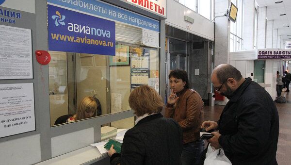 Пассажиры у кассы авиакомпании Авианова в Московском аэропорту Шереметьево.