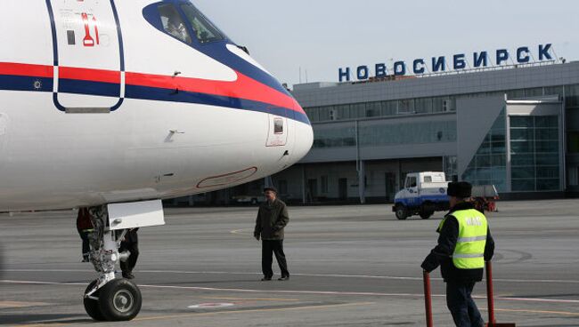 Самолет Sukhoi SuperJet-100 в Новосибирском аэропорту Толмачево