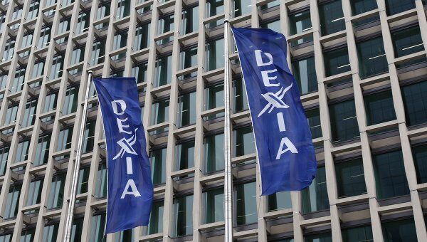 Флаги бельгийско-французской банковской группы Dexia на здании офиса компании в Брюсселе 