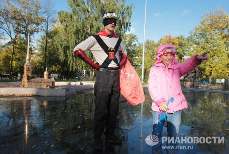 Человек-Петербург на улицах Санкт-Петербурга