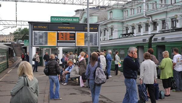 Пассажиры на Белорусском вокзале в Москве. Архив
