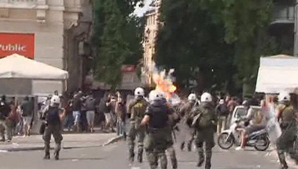 Демонстранты забрасывали полицейских камнями в ходе забастовки в Греции