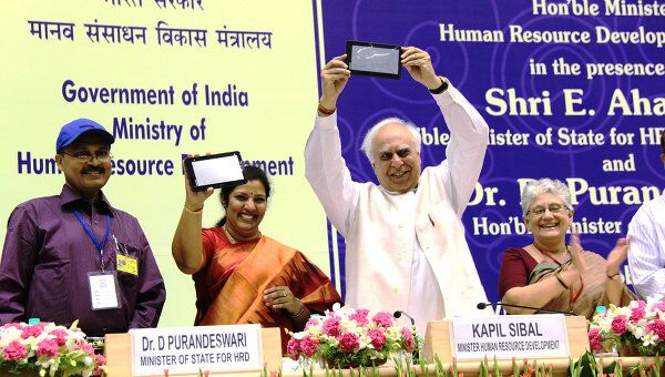 Глава министерства развития трудовых ресурсов Индии Капил Сибал представляет самый дешевый в мире планшет за 50 долларов
