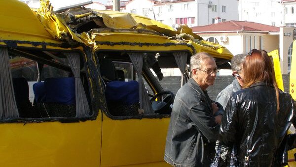 Стрела автокрана упала на крышу маршрутки в Севастополе